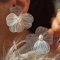 Aretes de Botón Flor con Pétalos Anchos Blancos 