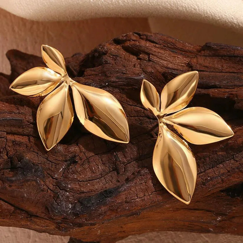 Aretes de botón con flores de oro