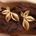 Aretes de botón con flores de oro