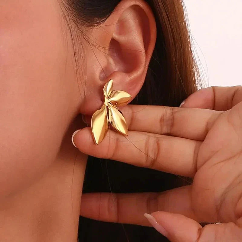 Aretes de botón con flores de oro