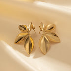 Aretes de botón con flores de oro