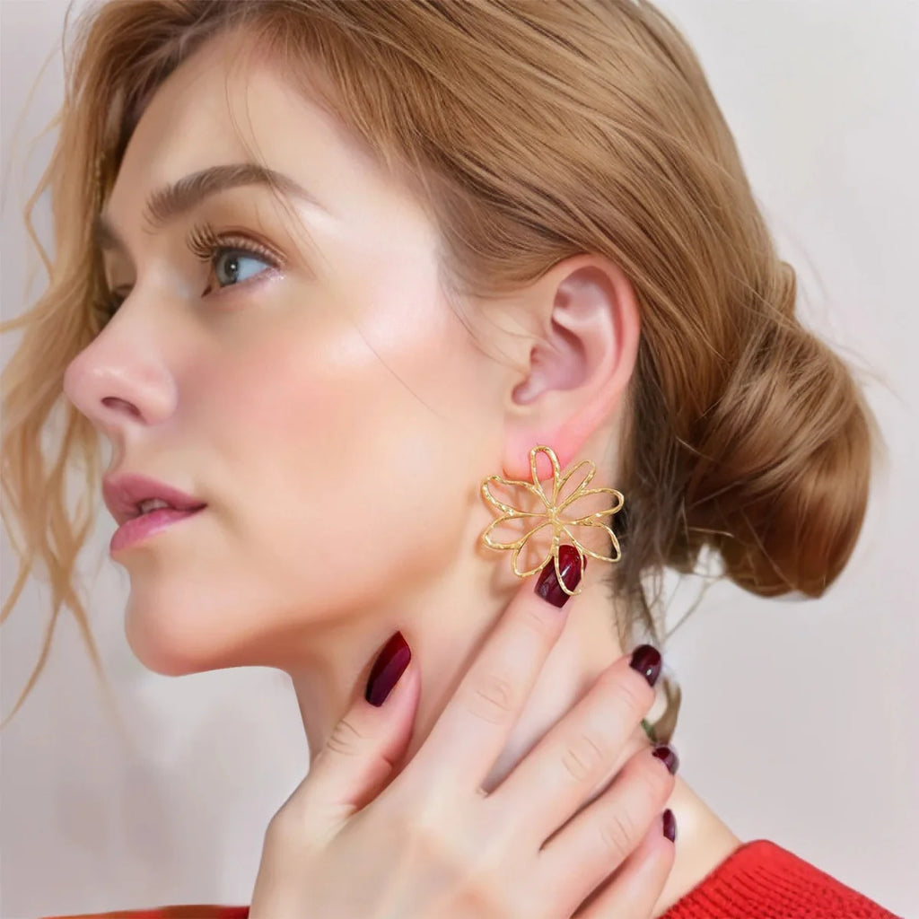 Aretes de botón con flores asimétricas en oro