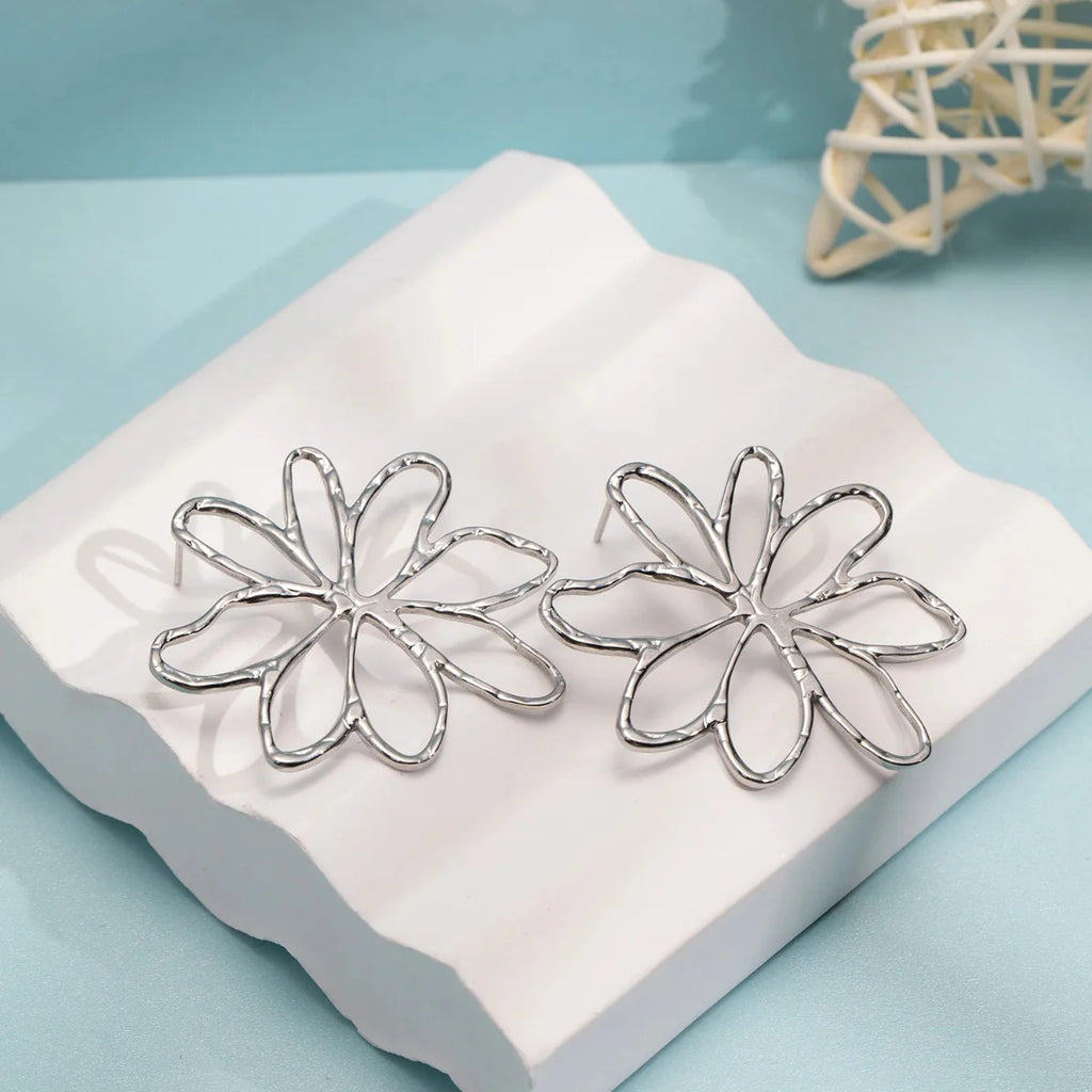 Aretes de botón con flores asimétricas en plata