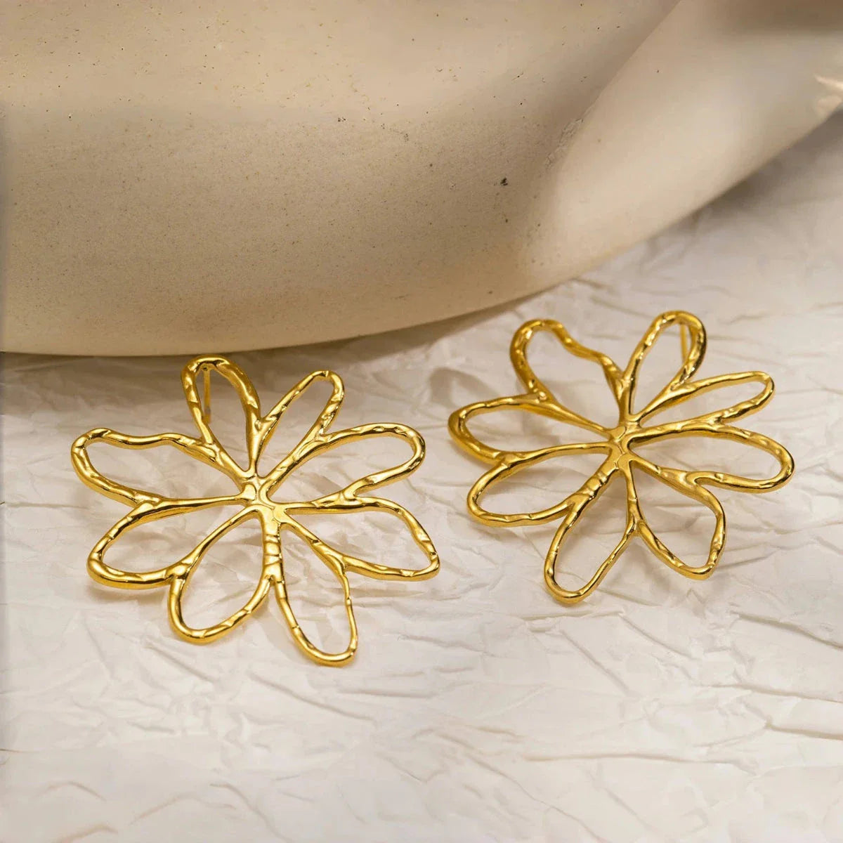 Aretes de botón con flores asimétricas en oro