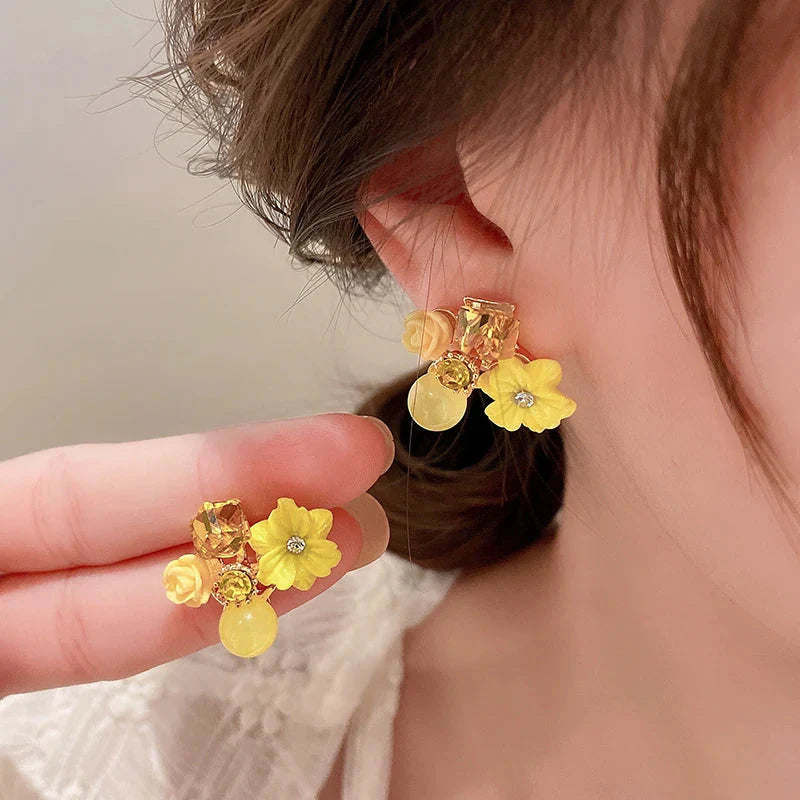 Aretes de botón con flores y perlas amarillas 1