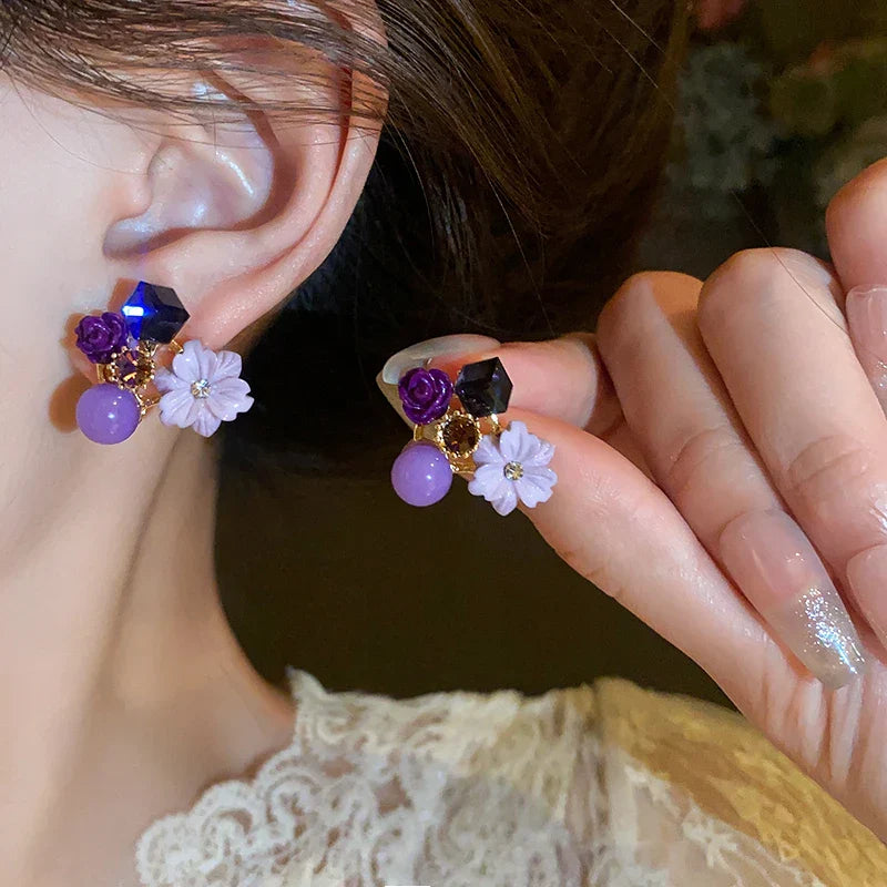 Aretes de botón con flores y perlas violetas 1