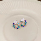 Aretes de botón con flores y perlas azules