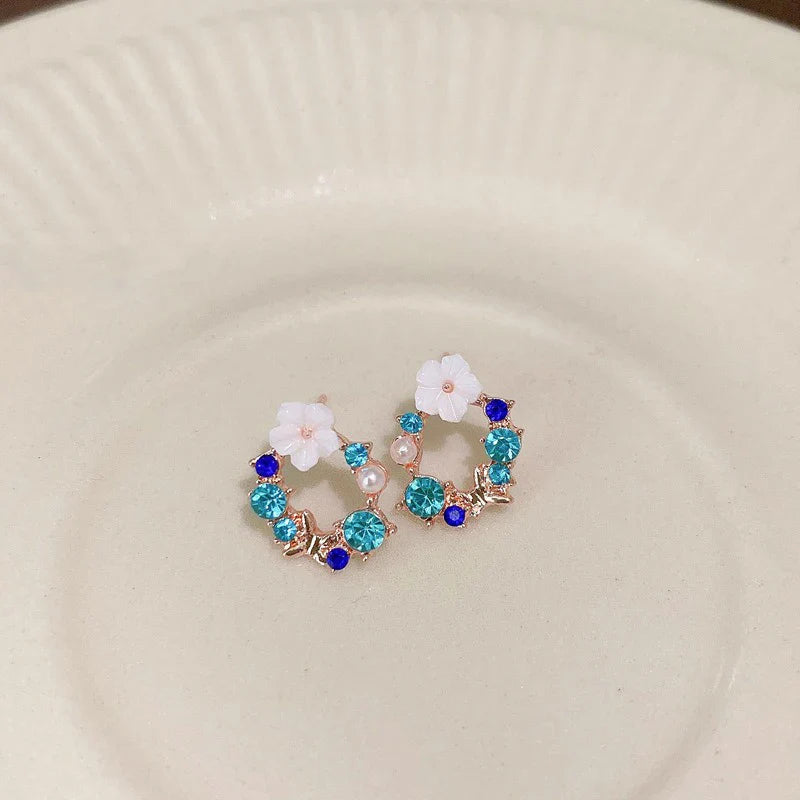 Aretes de botón con flores y perlas azules