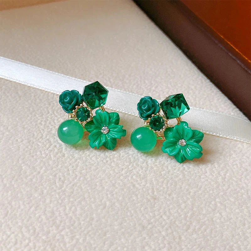 Aretes de botón con flores y perlas verdes 1