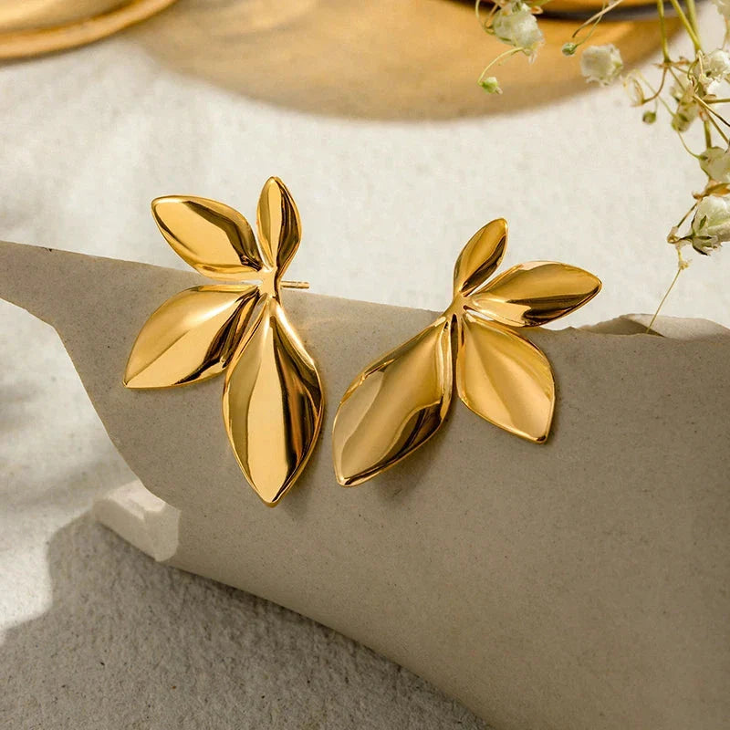 Aretes de botón con flores de oro