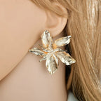 Aretes de botón Flor Grande Asimétrica oro
