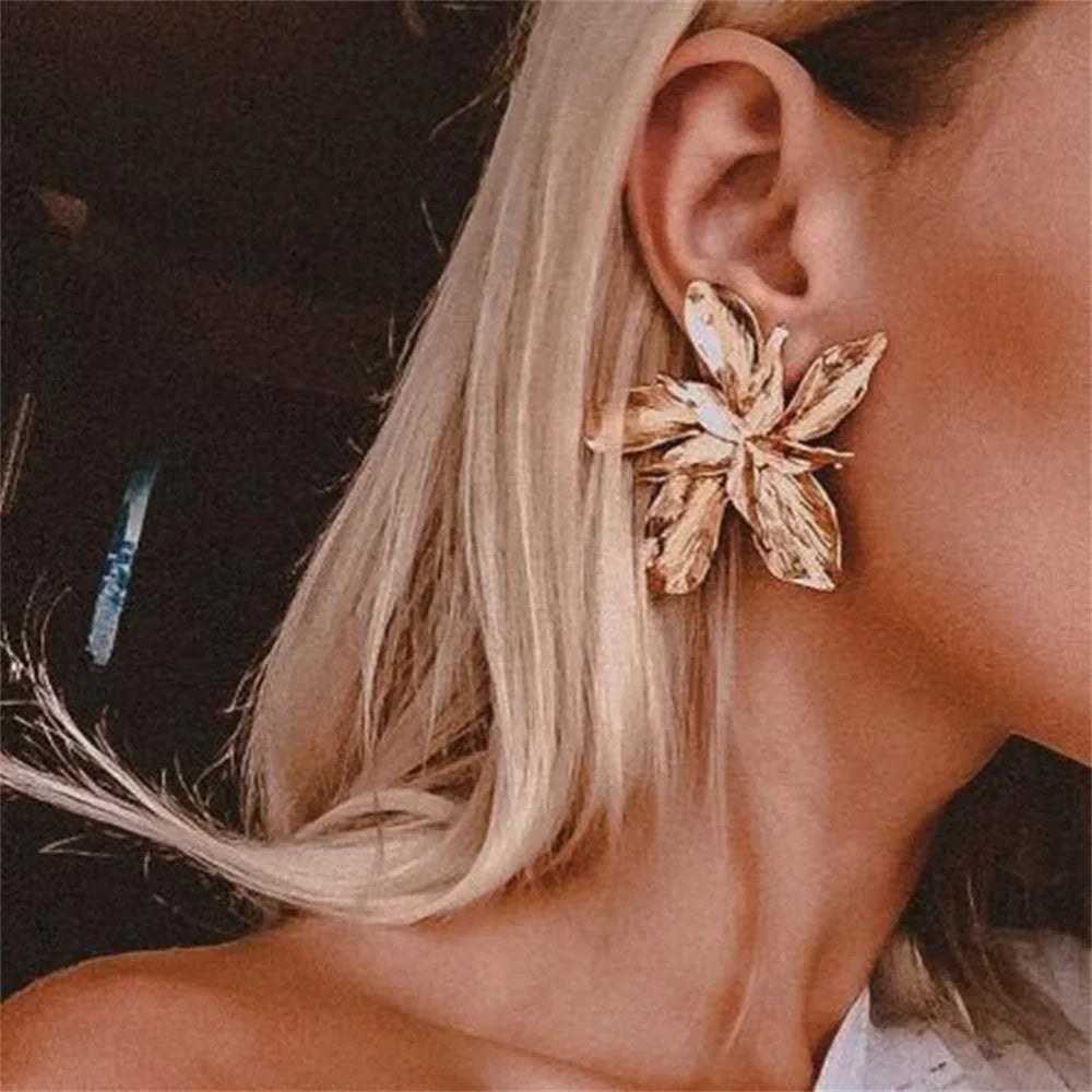 Aretes de botón Flor Grande Asimétrica oro