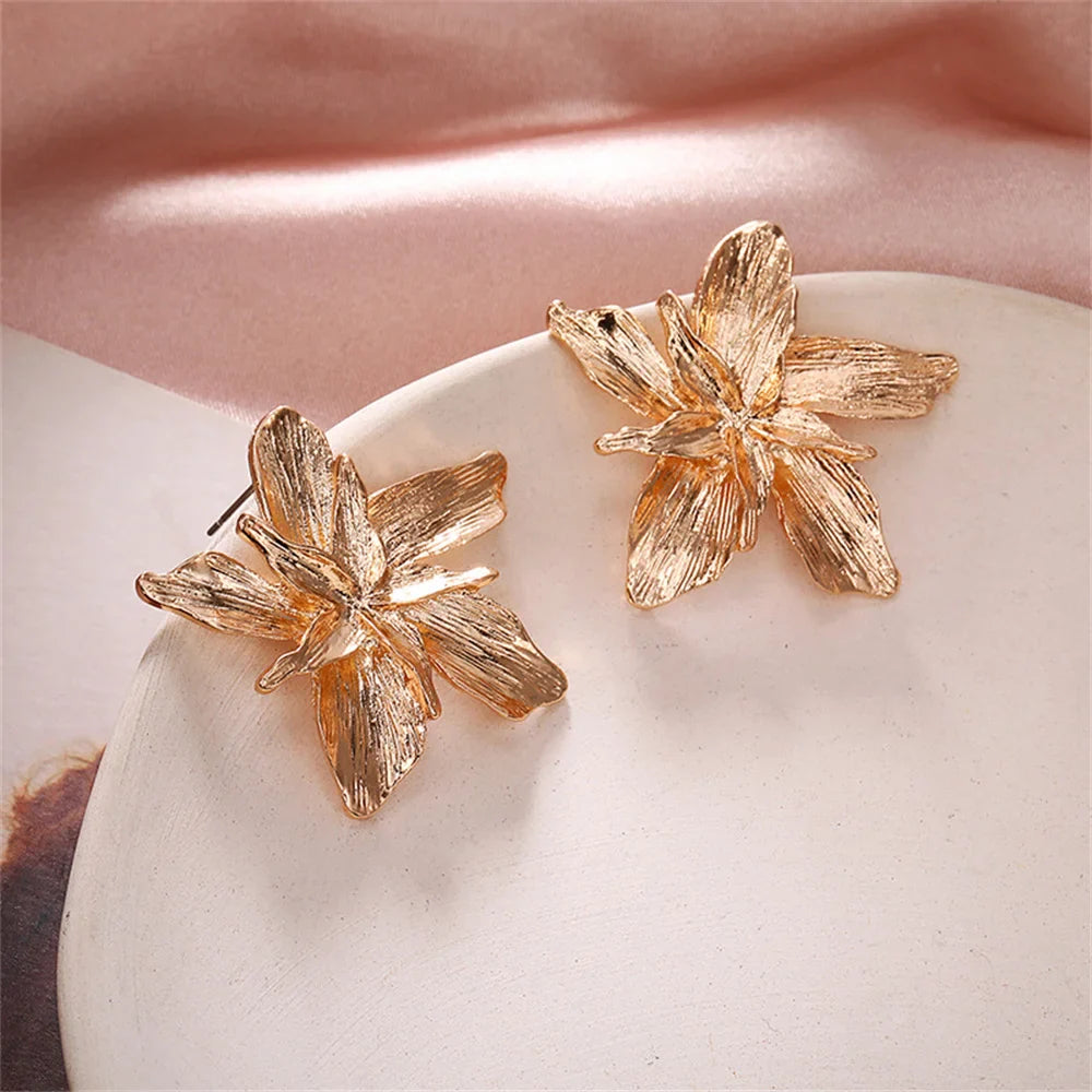 Aretes de botón Flor Grande Asimétrica oro