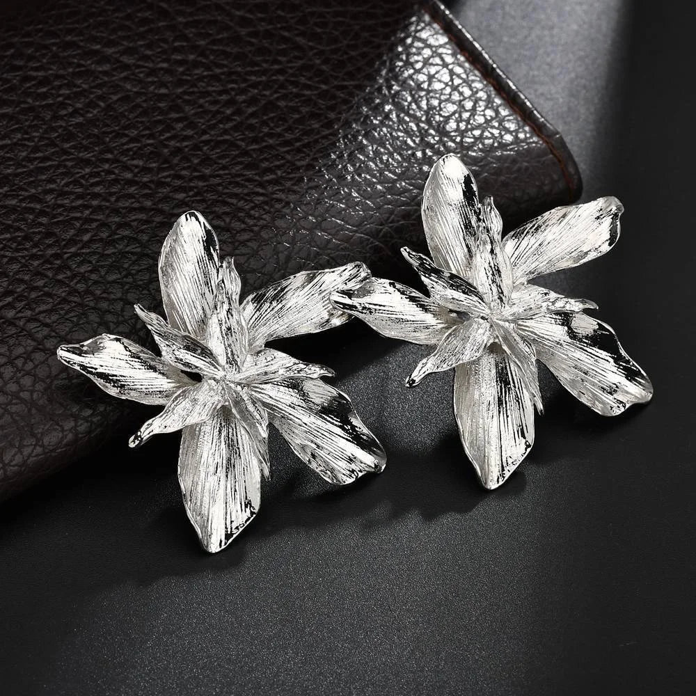 Aretes de botón Flor Grande Asimétrica plata