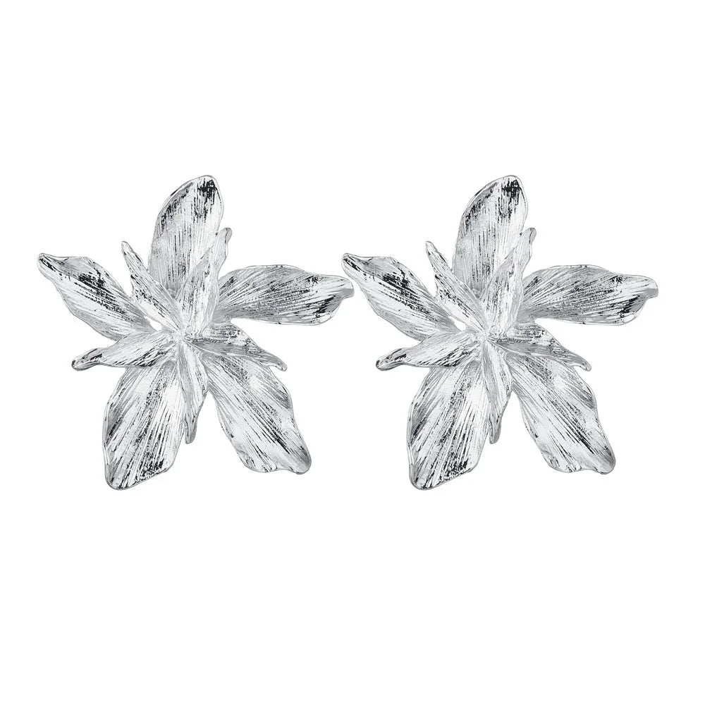 Aretes de botón Flor Grande Asimétrica plata