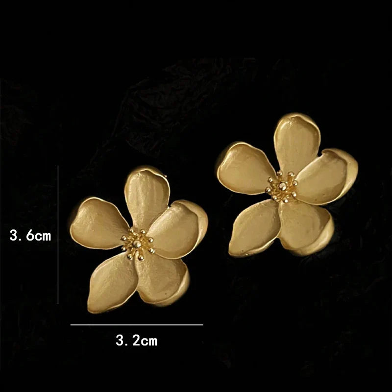 Aretes de Botón Flor Grande Dorada