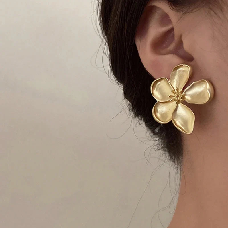 Aretes de Botón Flor Grande Dorada