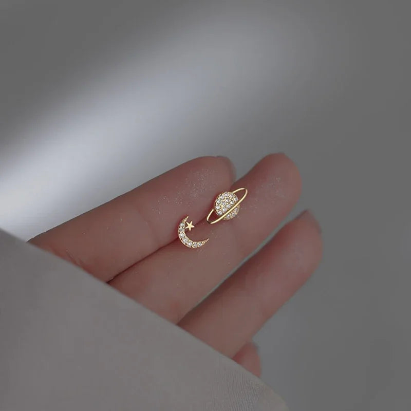 Aretes de botón Luna y Esfera en Zirconia dorada