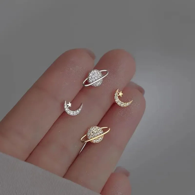 Aretes de botón Luna y Esfera en Zirconia dorada