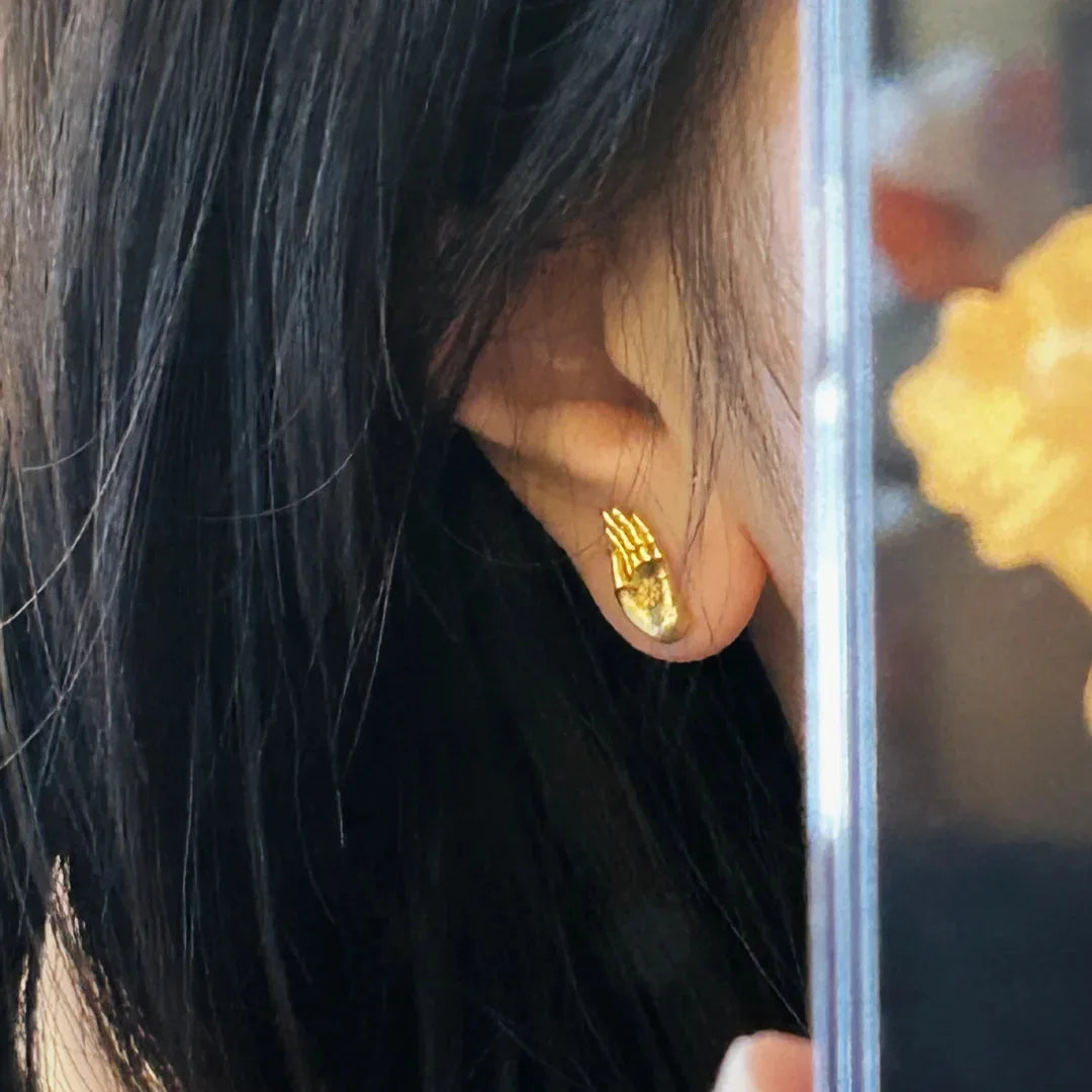 Aretes de Botón Mano de Buda en Oro