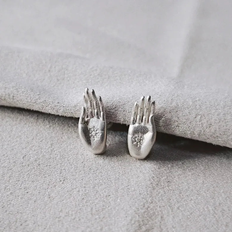 Aretes de Botón Mano de Buda en Plata