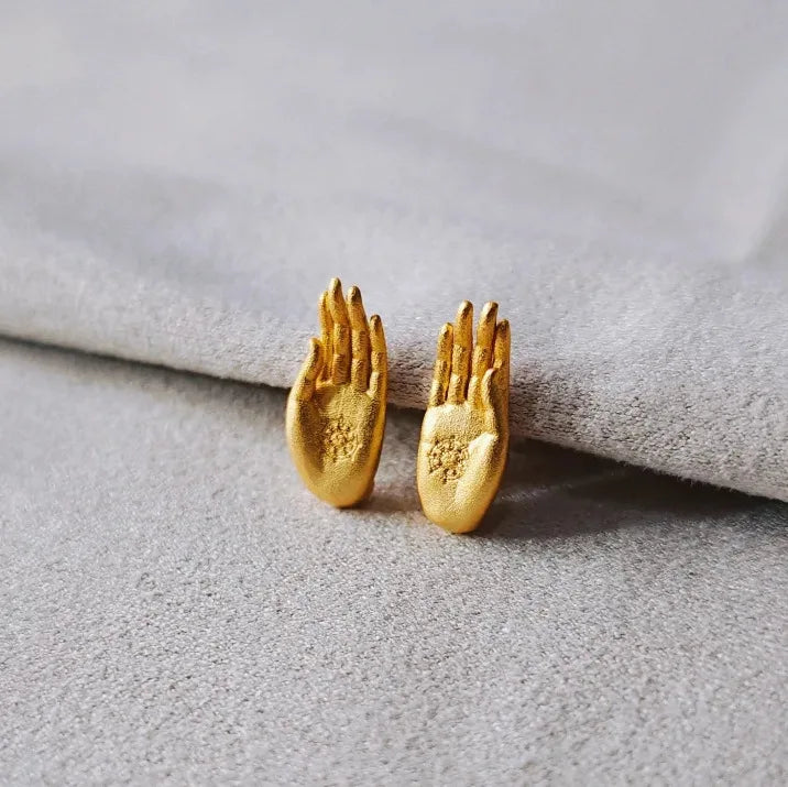 Aretes de Botón Mano de Buda en Oro