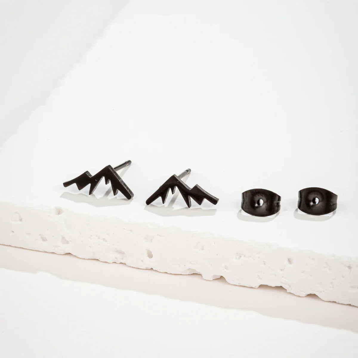 Aretes de Montaña tipo Clavo para Mujer u Hombre en negro