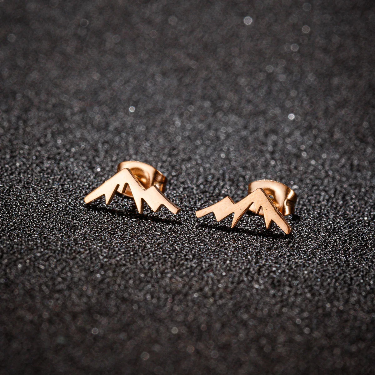 Aretes de Montaña tipo Clavo para Mujer u Hombre en oro rosa