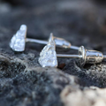Pendientes de Botón Montañas Plateadas


Material: acero


Colores: plata


Tamaño: 1 cm de diámetro (ver imagen)


Garantizado hipoalergénico, adecuado para hombre, mujer, niño o niña


Producto muy elaborado