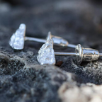 Pendientes de Botón Montañas Plateadas


Material: acero


Colores: plata


Tamaño: 1 cm de diámetro (ver imagen)


Garantizado hipoalergénico, adecuado para hombre, mujer, niño o niña


Producto muy elaborado