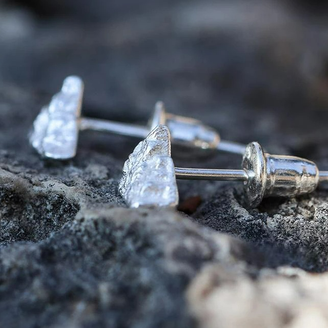 Pendientes de Botón Montañas Plateadas


Material: acero


Colores: plata


Tamaño: 1 cm de diámetro (ver imagen)


Garantizado hipoalergénico, adecuado para hombre, mujer, niño o niña


Producto muy elaborado