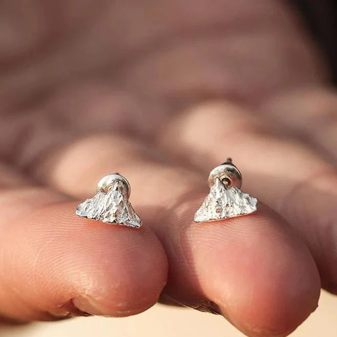 Pendientes de Botón Montañas Plateadas


Material: acero


Colores: plata


Tamaño: 1 cm de diámetro (ver imagen)


Garantizado hipoalergénico, adecuado para hombre, mujer, niño o niña


Producto muy elaborado