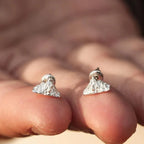 Pendientes de Botón Montañas Plateadas


Material: acero


Colores: plata


Tamaño: 1 cm de diámetro (ver imagen)


Garantizado hipoalergénico, adecuado para hombre, mujer, niño o niña


Producto muy elaborado