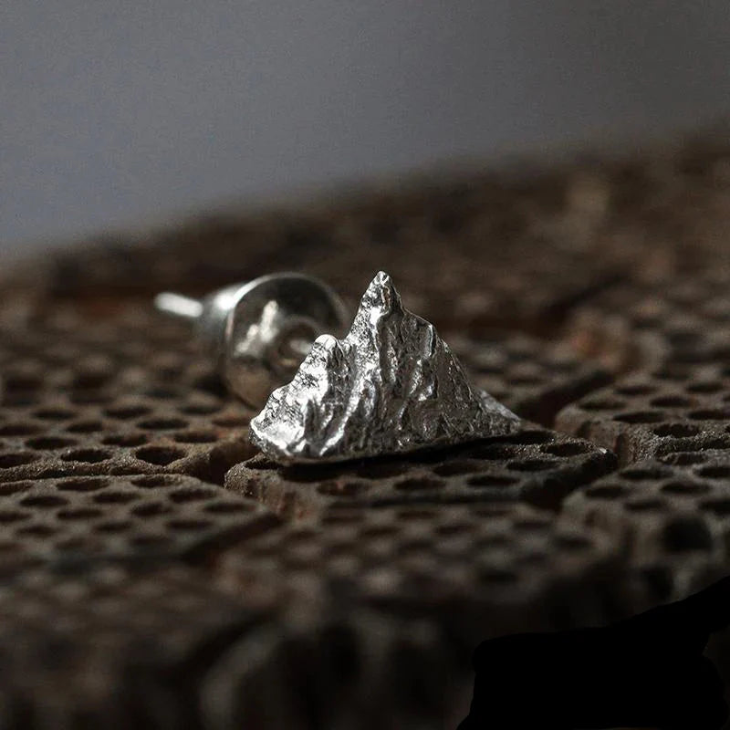 Pendientes de Botón Montañas Plateadas


Material: acero


Colores: plata


Tamaño: 1 cm de diámetro (ver imagen)


Garantizado hipoalergénico, adecuado para hombre, mujer, niño o niña


Producto muy elaborado