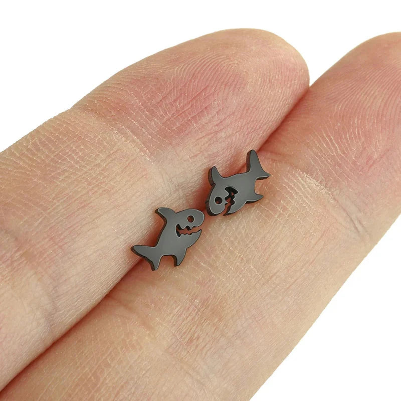 Aretes de Clavo Tiburón en negro