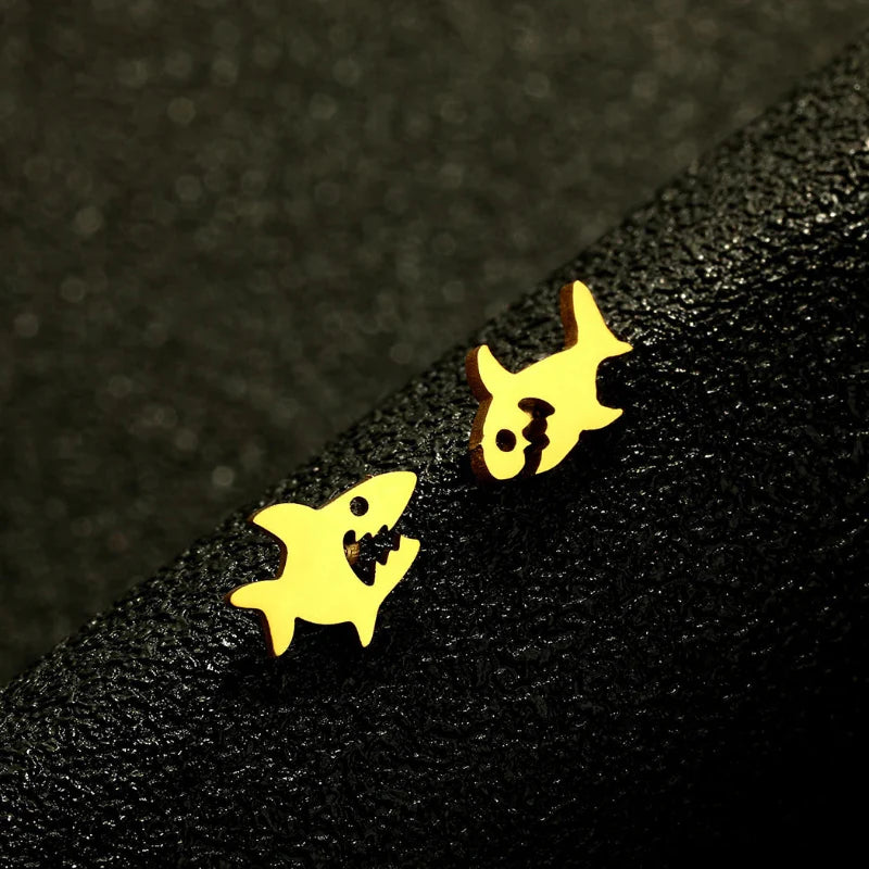 Aretes de Clavo Tiburón en oro