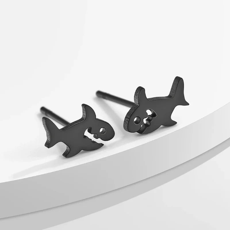 Aretes de Clavo Tiburón en negro