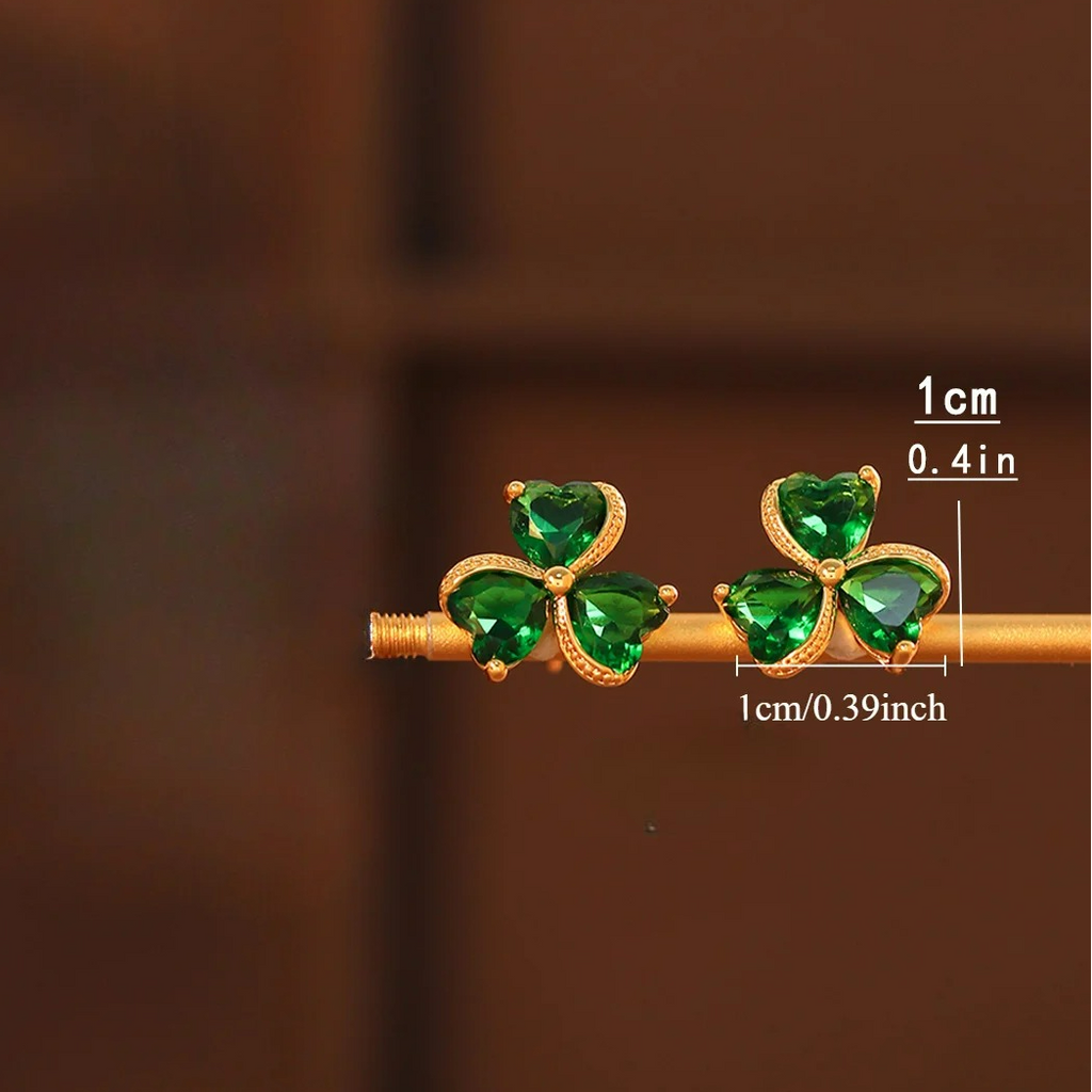 Aretes de Clavo Trébol de 3 Hojas Verde Esmeralda y Circonio