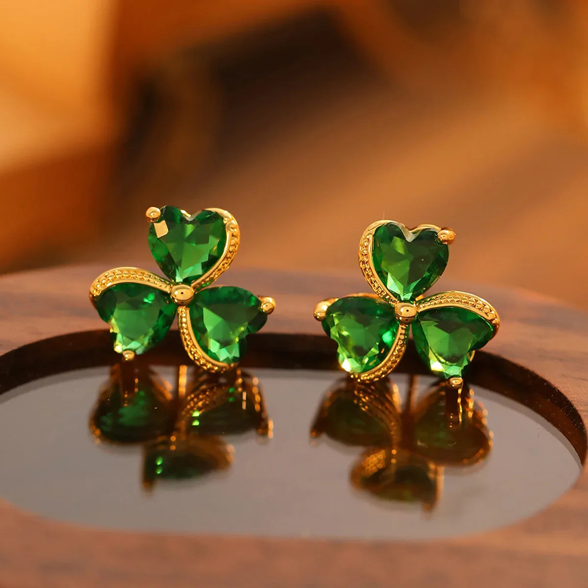 Aretes de Clavo Trébol de 3 Hojas Verde Esmeralda y Circonio oro