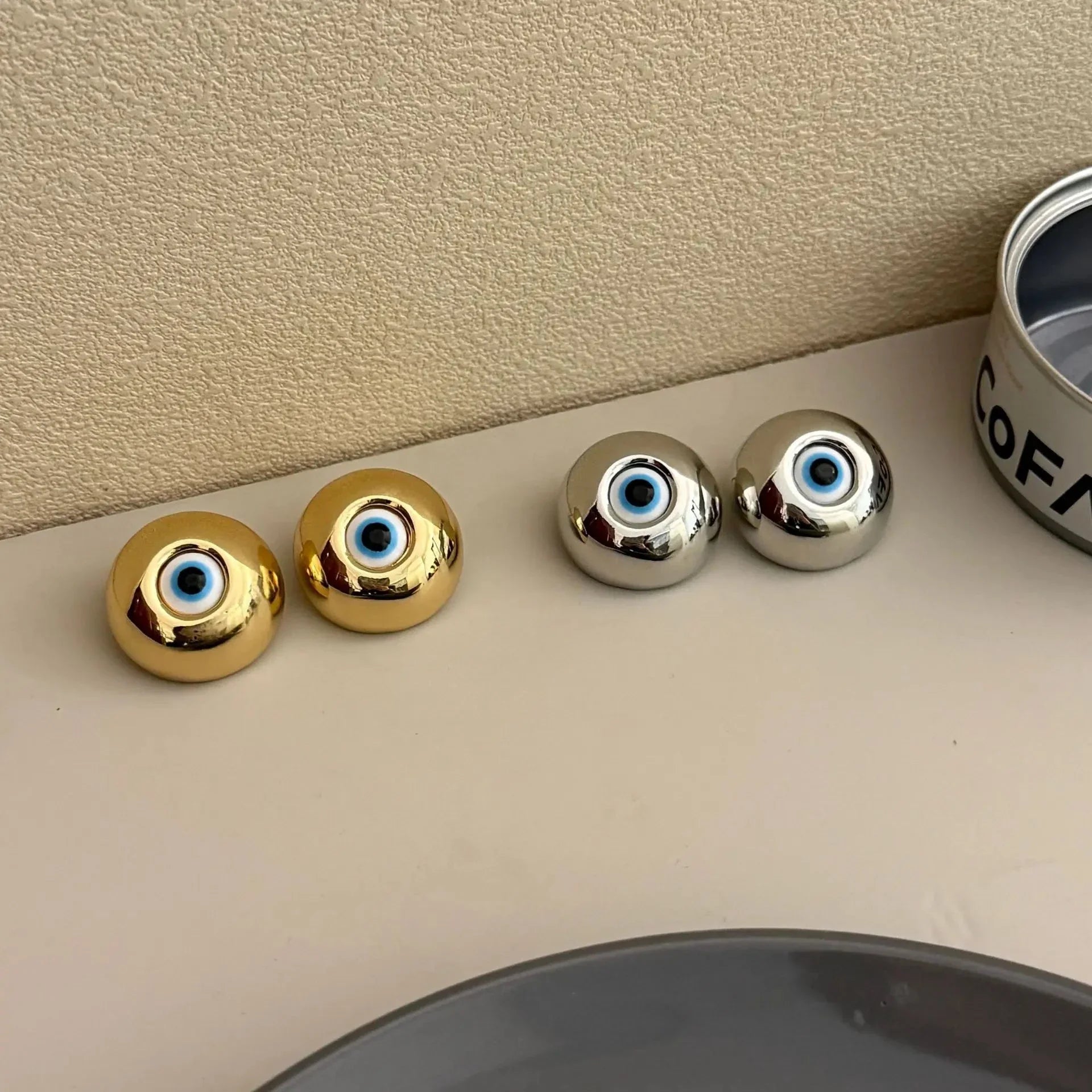 Aretes de botón vintage contra el mal de ojo en oro