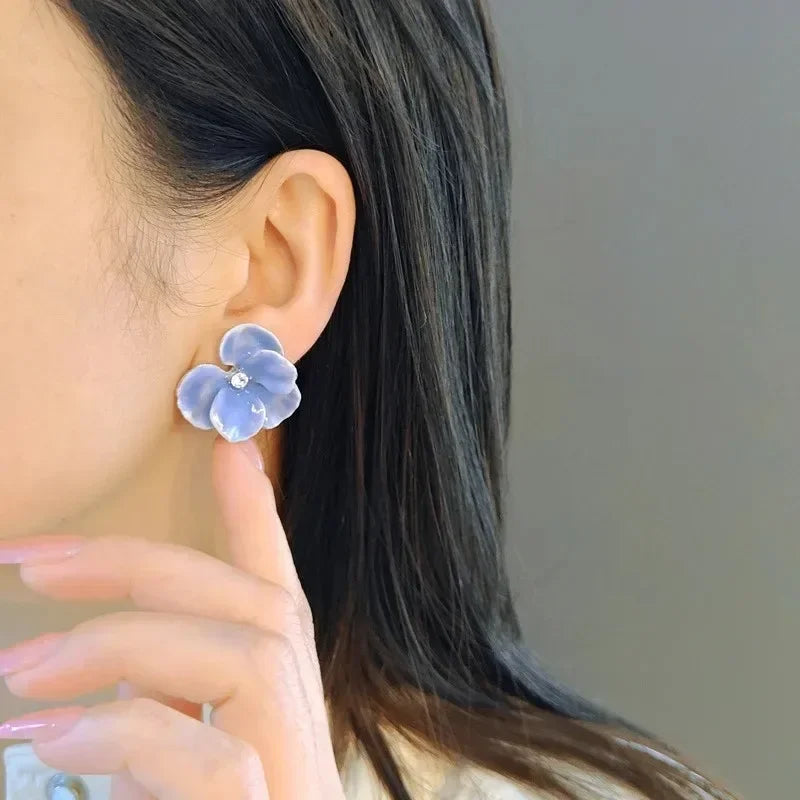 Aretes de botón con flor de cuatro pétalos azules