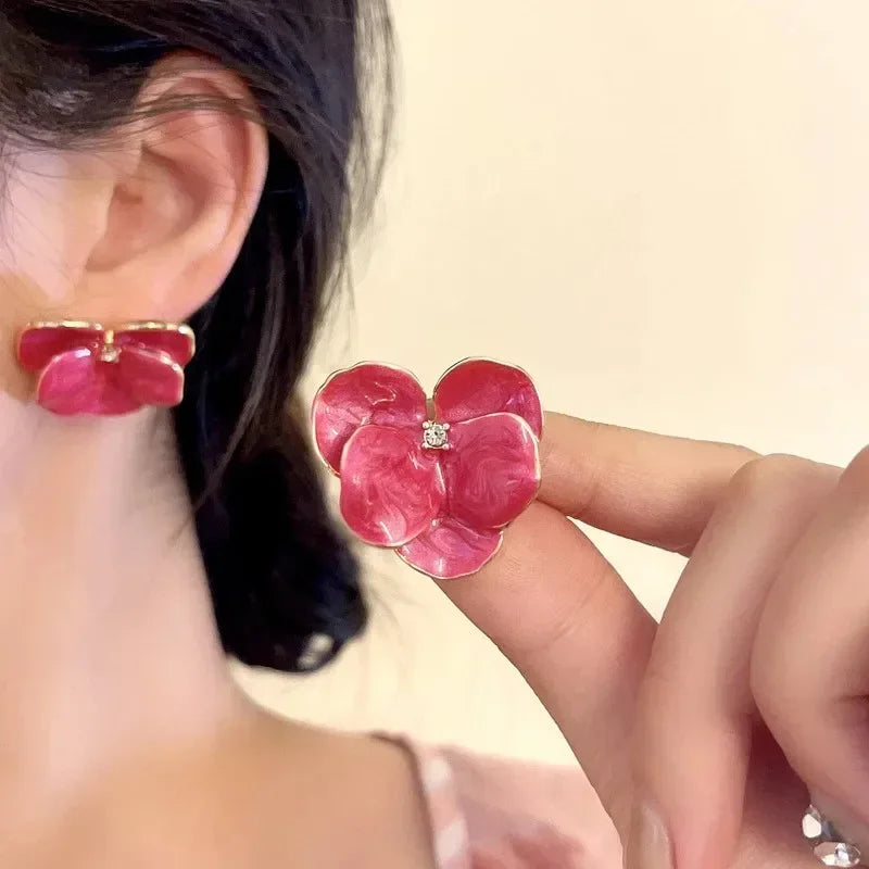 Aretes de botón con flor de cuatro pétalos rojos