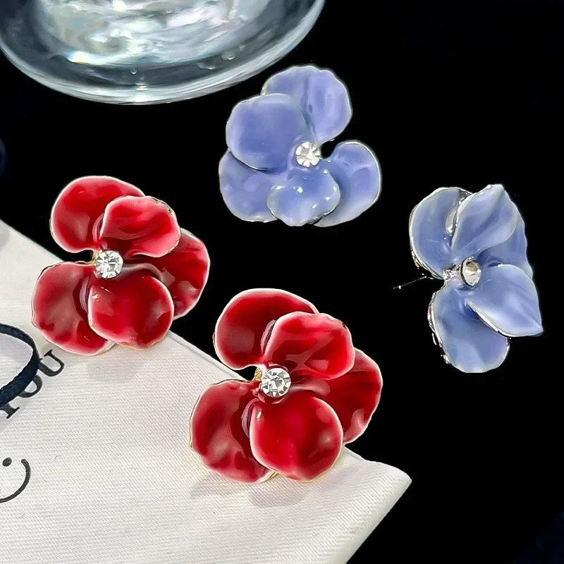 Aretes de botón con flor de cuatro pétalos azules
