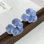 Aretes de botón con flor de cuatro pétalos azules