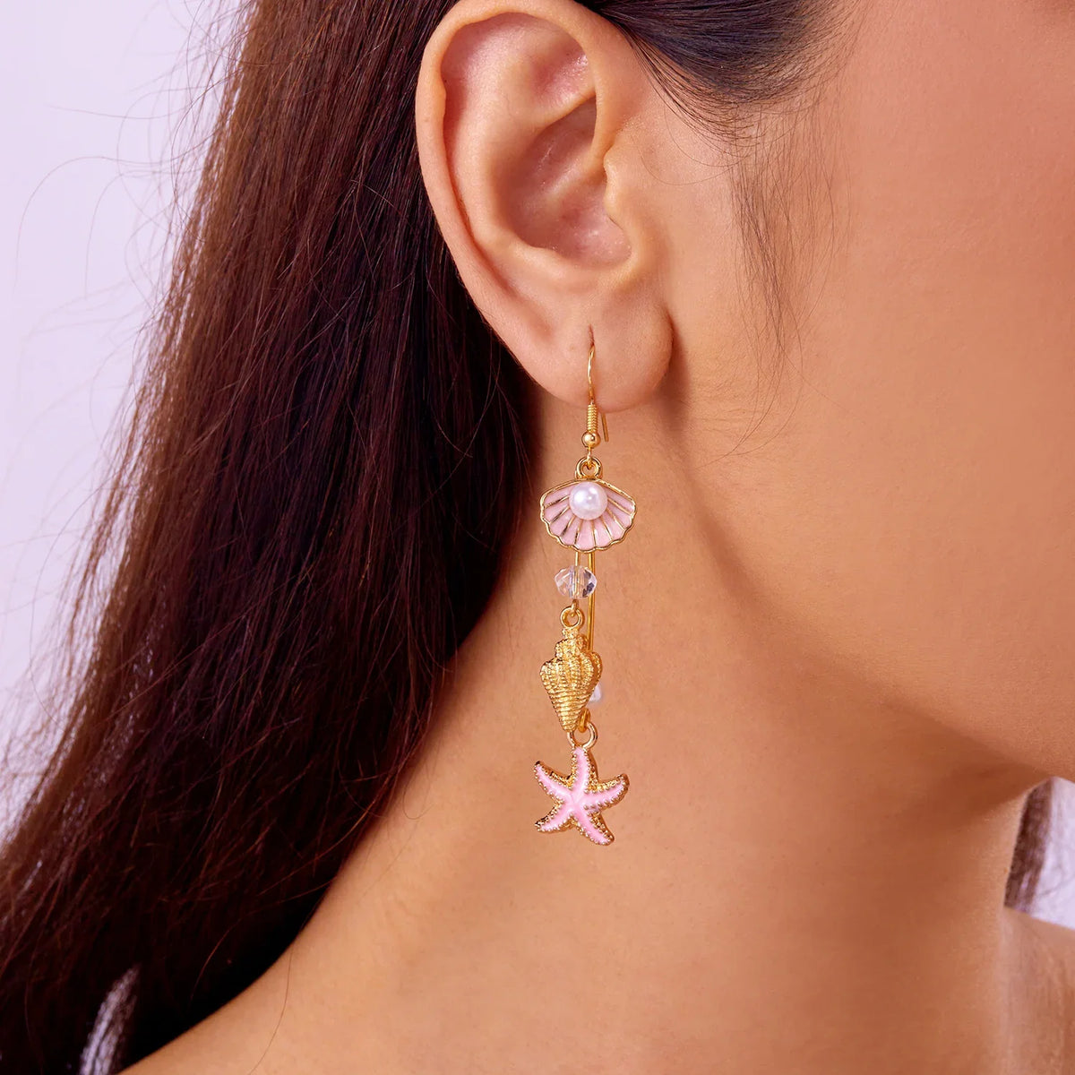 Aretes colgantes de concha color rosa