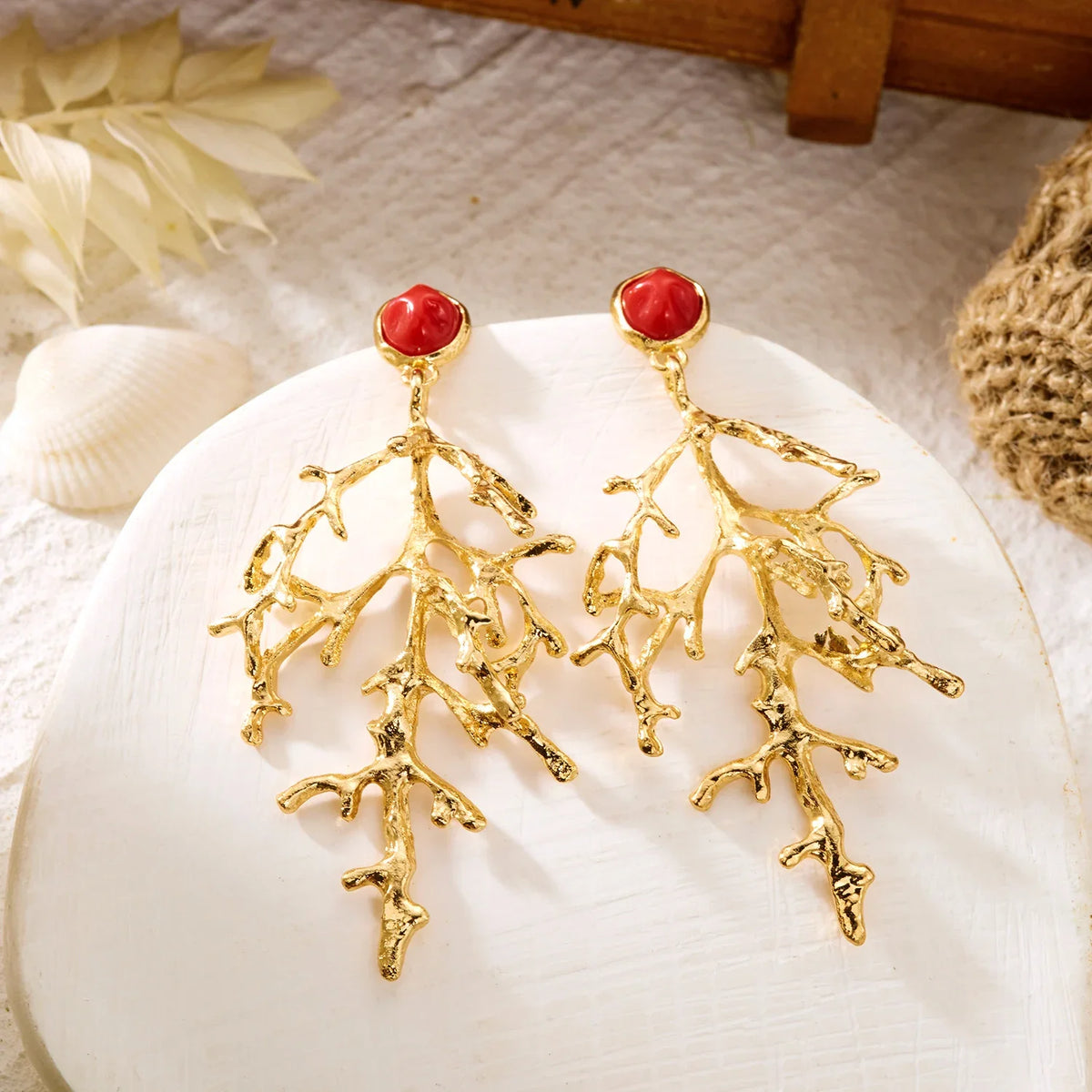 Aretes de coral dorados