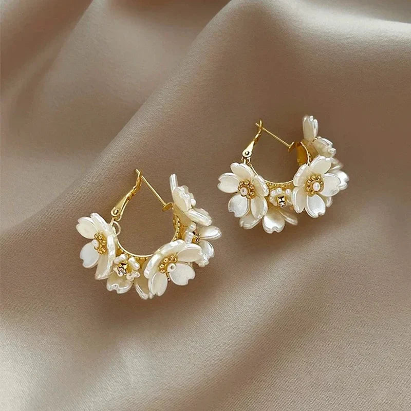 Aretes de Aro Retro con Flores Blancas