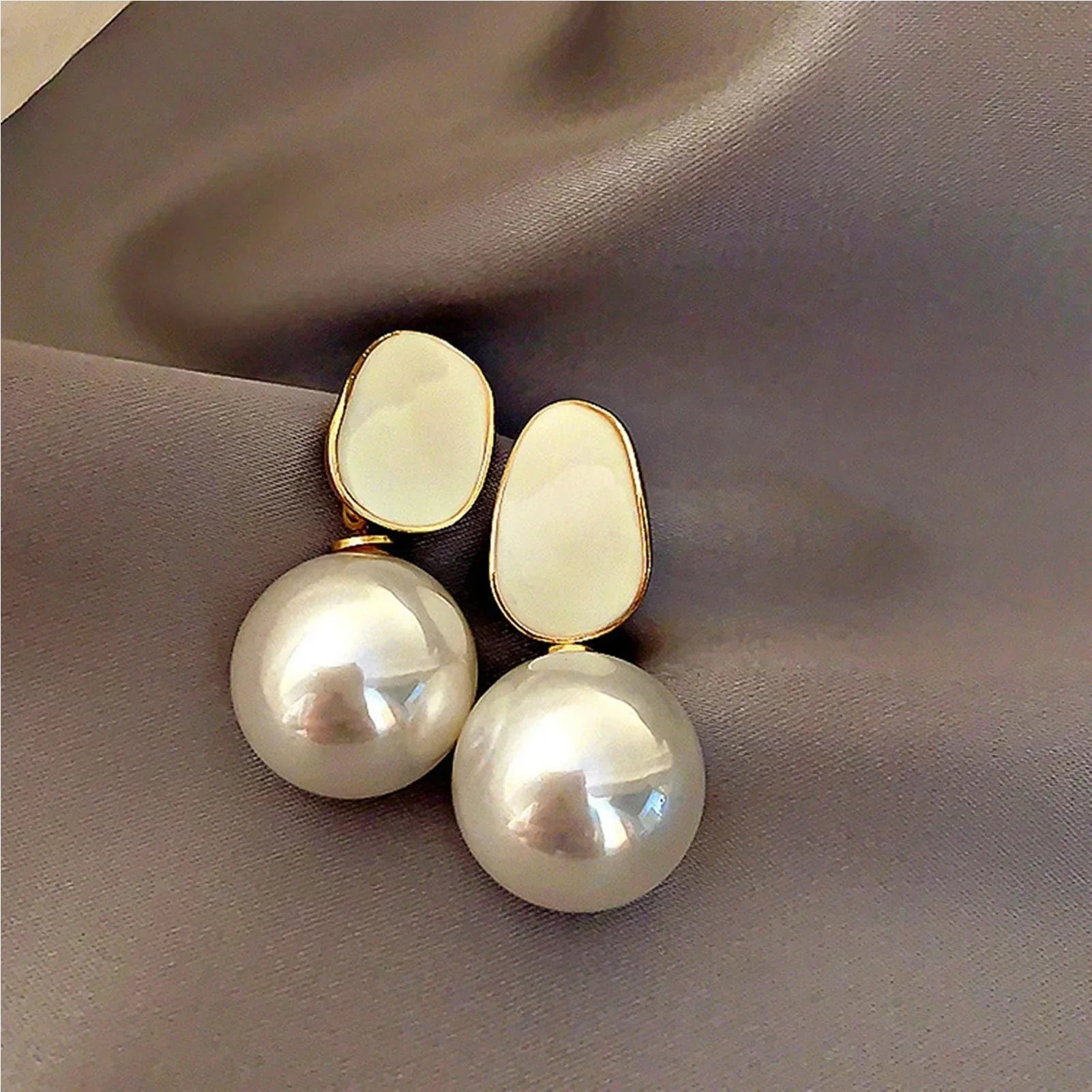 Aretes de Estilo Retro con Perlas Blancas beige