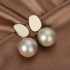 Aretes de Estilo Retro con Perlas Blancas beige
