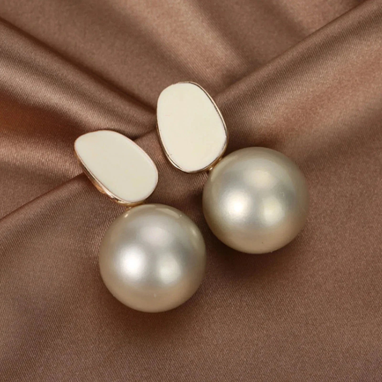 Aretes de Estilo Retro con Perlas Blancas beige